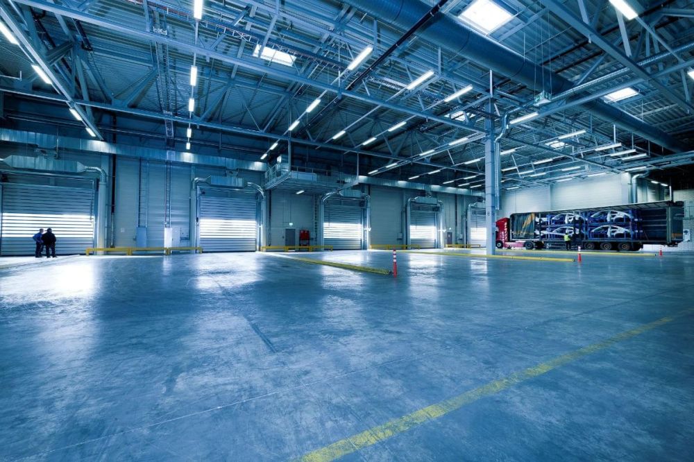 Особенности и преимущества наливного пола для промышленных помещений Особенности и преимущества наливного пола для промышленных помещений