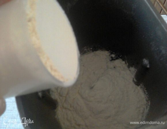 Муку просеиваем и всыпаем 3 стакана.
