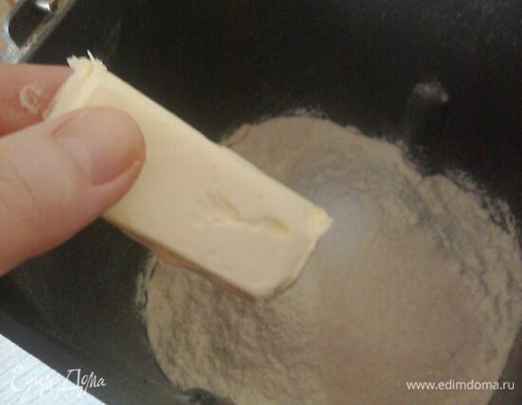 Отмеряем 20 грамм масла и отправляем в чашу.