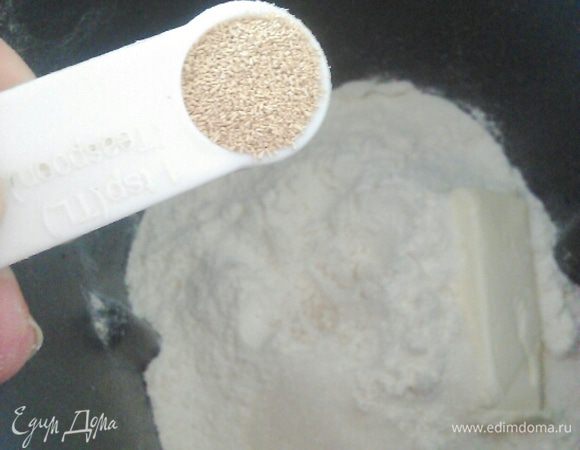 Делаем в муке небольшое углубление и всыпаем дрожжи. Самое главное, чтобы они не соприкоснулись с водой, иначе верх хлебы не поднимется.