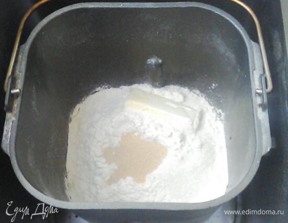 Устанавливаем чашу в хлебопечку очень аккуратно.