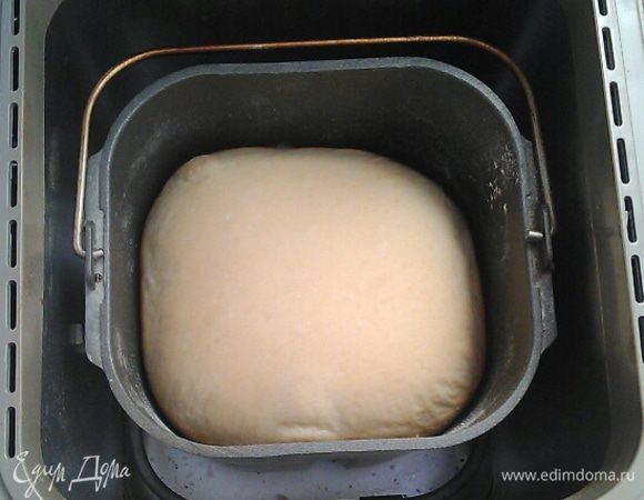 После звукового сигнала даем хлебушку 5 минут посидеть еще в горячей чаше. Потом открываем крышку хлебопечки. Верх хлеба поднялся шапкой — значит вся подготовка и процесс выпекания прошли идеально. 