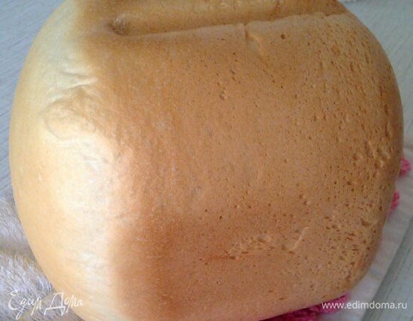 Осторожно извлекаем хлеб из горячей чаши, укладываем его на бок остывать.