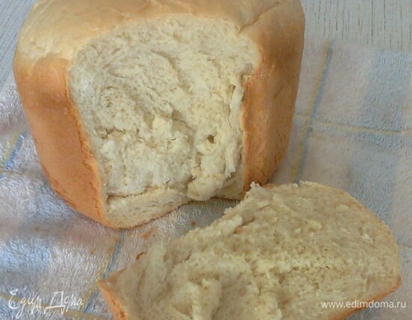 Как только остыл, можно разрезать. Мякиш получился мягкий, легкий и так вкусно пахнет теплым хлебом. Корочка хрустящая. 