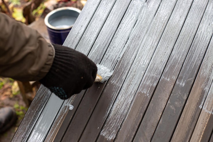 Как выбрать экономичные краски для деревянного пола на веранде