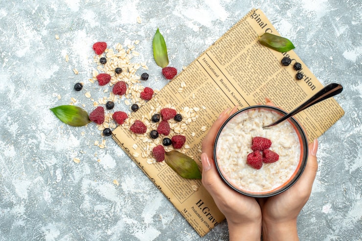 Разнообразьте комбинации с различными орехами и семенами. Миндаль, грецкие орехи или семена чиа добавят хрусткости и полезных жиров, а также содержание белка.