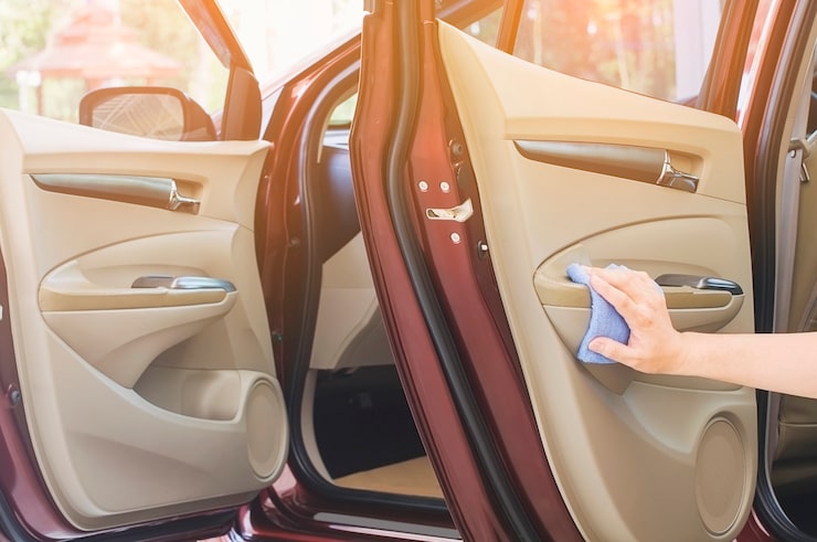 Как правильно чистить кожаный салон авто